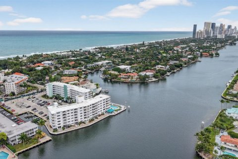 Купить кондоминиум в Халландейл-Бич, Флорида 2 спальни, 111.48м2, № 2006719 - фото 15