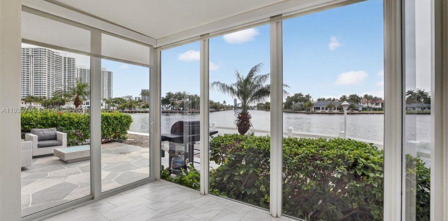 Кондоминиум с 2 спальнями в Халландейл-Бич, Флорида № 2006719