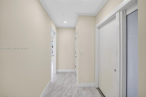 Condo in Hallandale Beach, Florida, 2 bedrooms  № 2006719 - photo 30