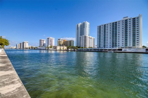 Copropriété à louer à Hallandale Beach, Floride: 1 chambre, 81.29 m2 № 2027748 - photo 20