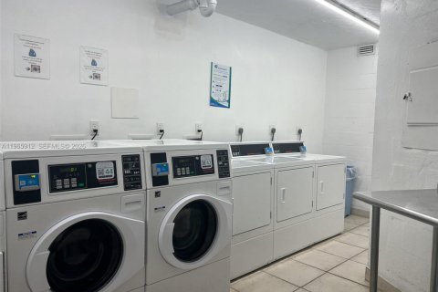 Copropriété à louer à Hallandale Beach, Floride: 1 chambre, 81.29 m2 № 2027748 - photo 13