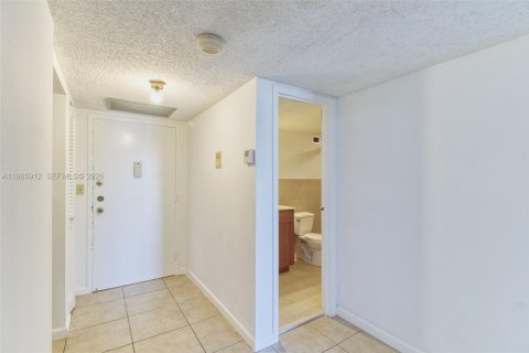 Copropriété à louer à Hallandale Beach, Floride: 1 chambre, 81.29 m2 № 2027748 - photo 9