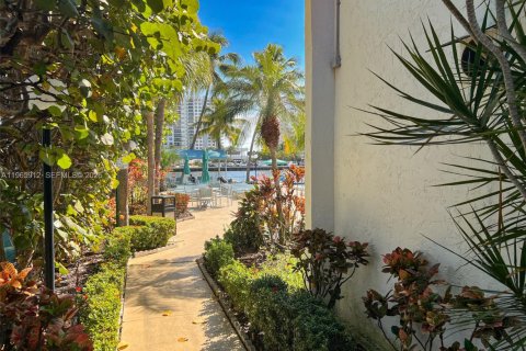 Copropriété à louer à Hallandale Beach, Floride: 1 chambre, 81.29 m2 № 2027748 - photo 18