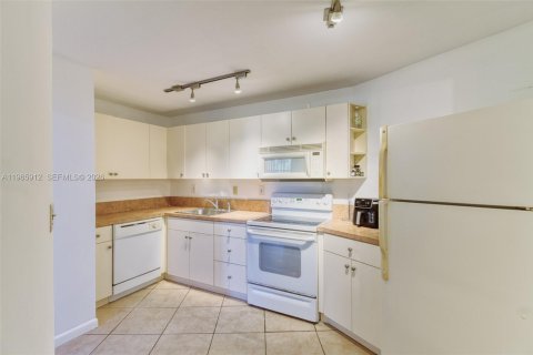 Copropriété à louer à Hallandale Beach, Floride: 1 chambre, 81.29 m2 № 2027748 - photo 7