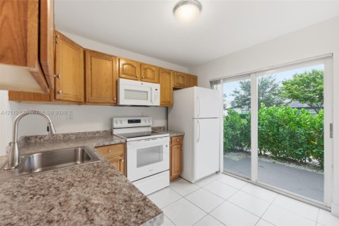 Touwnhouse à louer à Pompano Beach, Floride: 2 chambres, 102.19 m2 № 2431401 - photo 11
