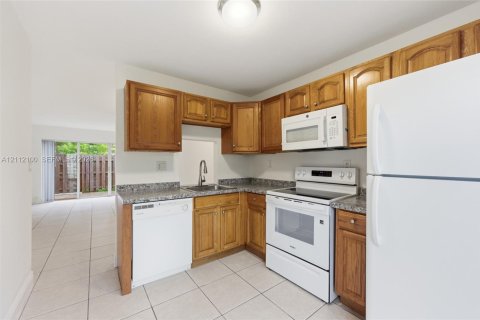 Touwnhouse à louer à Pompano Beach, Floride: 2 chambres, 102.19 m2 № 2431401 - photo 12