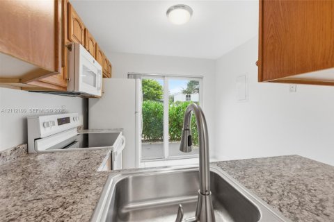 Touwnhouse à louer à Pompano Beach, Floride: 2 chambres, 102.19 m2 № 2431401 - photo 10