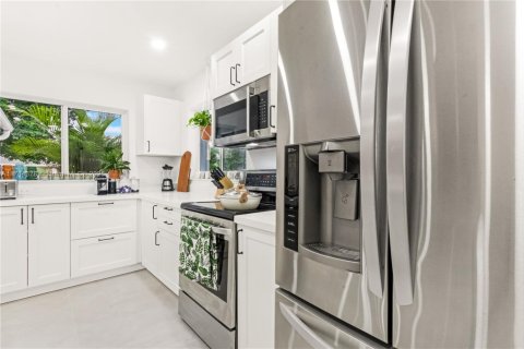 House in Pompano Beach, Florida 4 bedrooms, 149.94 sq.m. № 1492211 - photo 15