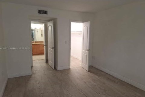 Copropriété à vendre à Miami, Floride: 1 chambre, 79.34 m2 № 1939322 - photo 12