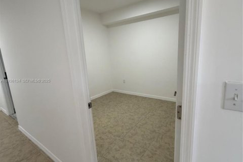 Condo in Miami, Florida, 2 bedrooms  № 1994542 - photo 12