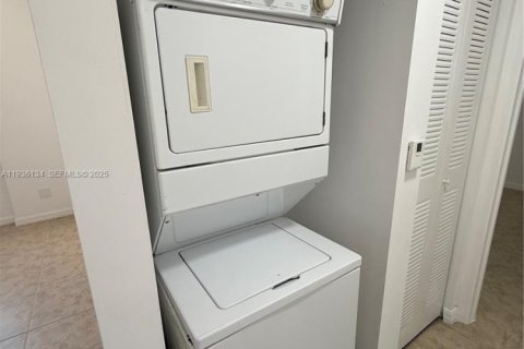 Condo in Miami, Florida, 2 bedrooms  № 1994542 - photo 11