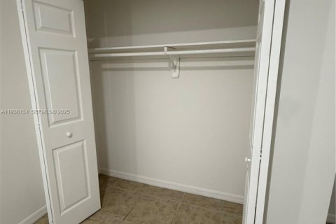 Condo in Miami, Florida, 2 bedrooms  № 1994542 - photo 10