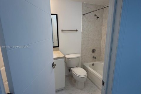 Condo in Miami, Florida, 2 bedrooms  № 1994542 - photo 13