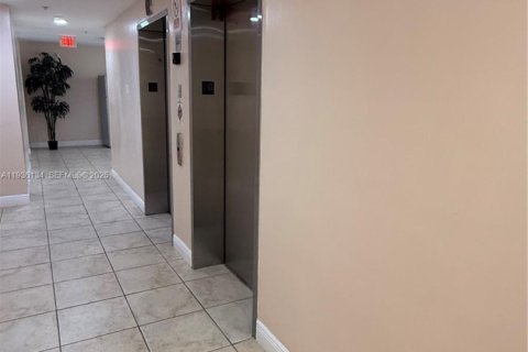 Condo in Miami, Florida, 2 bedrooms  № 1994542 - photo 5