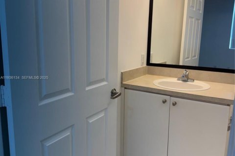 Condo in Miami, Florida, 2 bedrooms  № 1994542 - photo 9