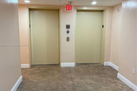Condo in Miami, Florida, 2 bedrooms  № 1994542 - photo 7