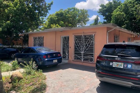 House in Hialeah, Florida 4 bedrooms, 99.03 sq.m. № 2353684