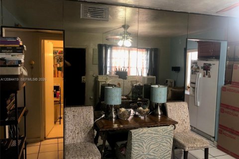 Villa ou maison à vendre à Hialeah, Floride: 4 chambres, 99.03 m2 № 2353684 - photo 11