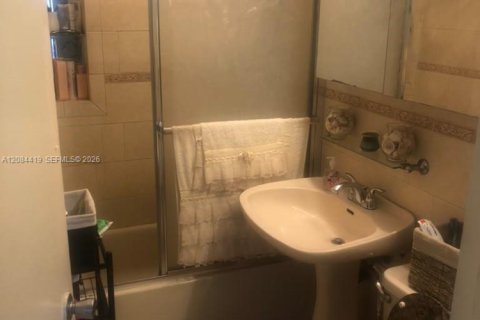 Villa ou maison à vendre à Hialeah, Floride: 4 chambres, 99.03 m2 № 2353684 - photo 20