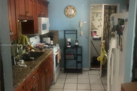 Villa ou maison à vendre à Hialeah, Floride: 4 chambres, 99.03 m2 № 2353684 - photo 12