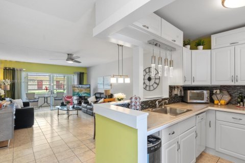 Condo in Lauderhill, Florida, 2 bedrooms  № 1742035 - photo 1