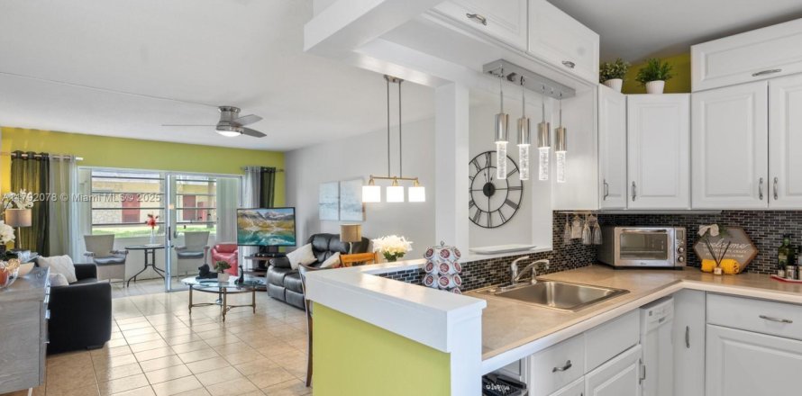 Condo in Lauderhill, Florida, 2 bedrooms № 1742035
