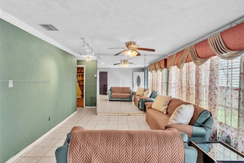 House in Miami Gardens, Florida 4 bedrooms, 184.78 sq.m. № 1968693 - photo 14