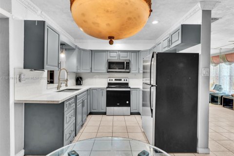 House in Miami Gardens, Florida 4 bedrooms, 184.78 sq.m. № 1968693 - photo 20