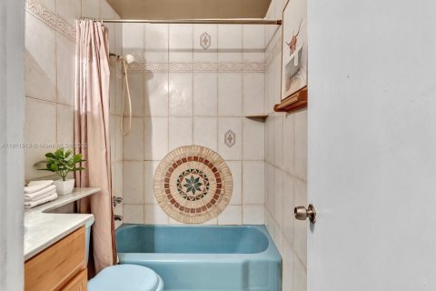 House in Miami Gardens, Florida 4 bedrooms, 184.78 sq.m. № 1968693 - photo 10