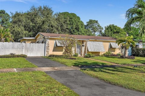 House in Miami Gardens, Florida 4 bedrooms, 184.78 sq.m. № 1968693 - photo 4