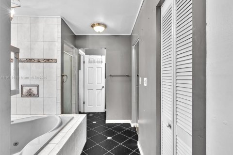 House in Miami Gardens, Florida 4 bedrooms, 184.78 sq.m. № 1968693 - photo 27