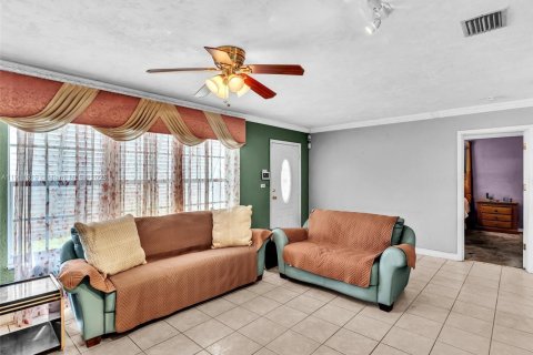 House in Miami Gardens, Florida 4 bedrooms, 184.78 sq.m. № 1968693 - photo 17