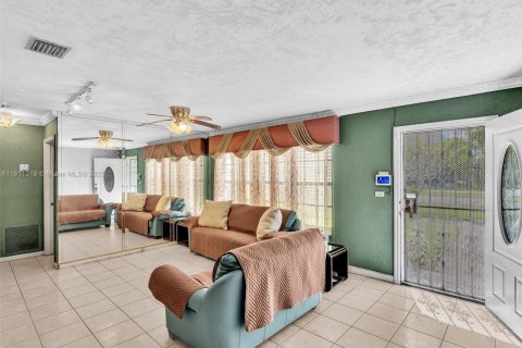 House in Miami Gardens, Florida 4 bedrooms, 184.78 sq.m. № 1968693 - photo 15