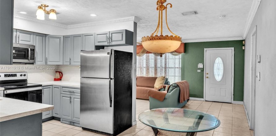 House in Miami Gardens, Florida 4 bedrooms, 184.78 sq.m. № 1968693