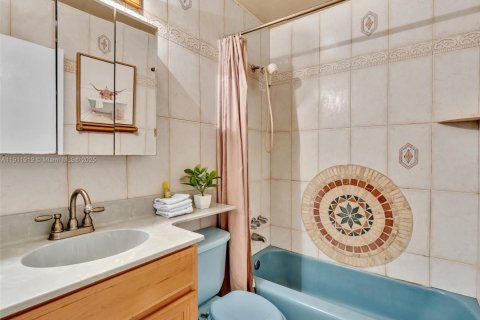 House in Miami Gardens, Florida 4 bedrooms, 184.78 sq.m. № 1968693 - photo 11