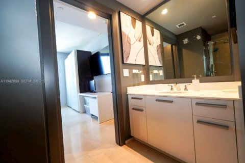 Condo in Miami, Florida, 1 bedroom  № 2000465 - photo 21