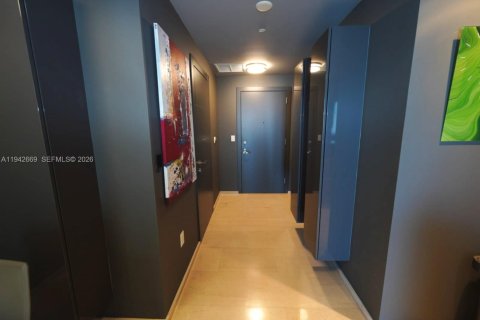 Condo in Miami, Florida, 1 bedroom  № 2000465 - photo 5