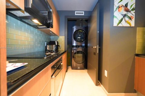 Condo in Miami, Florida, 1 bedroom  № 2000465 - photo 7