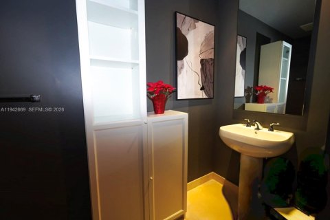 Condo in Miami, Florida, 1 bedroom  № 2000465 - photo 11