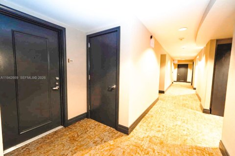 Condo in Miami, Florida, 1 bedroom  № 2000465 - photo 4