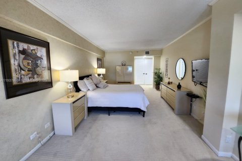 Condo in Miami Beach, Florida, 2 bedrooms  № 1995625 - photo 14