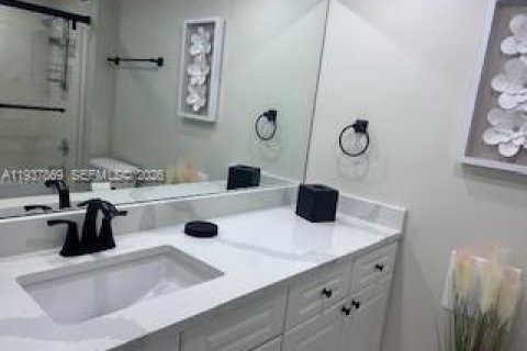 Condo in Miami Beach, Florida, 2 bedrooms  № 1995625 - photo 19