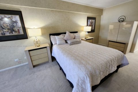 Condo in Miami Beach, Florida, 2 bedrooms  № 1995625 - photo 16