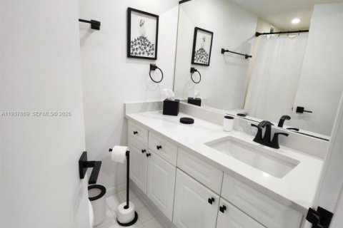 Condo in Miami Beach, Florida, 2 bedrooms  № 1995625 - photo 24