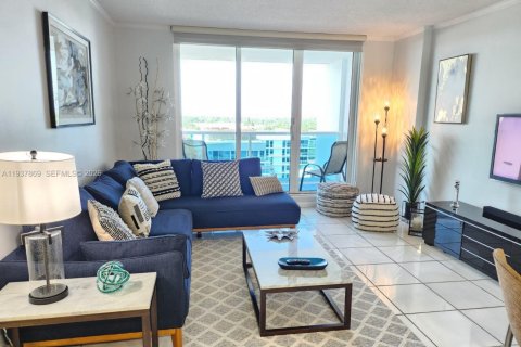 Condo in Miami Beach, Florida, 2 bedrooms  № 1995625 - photo 23