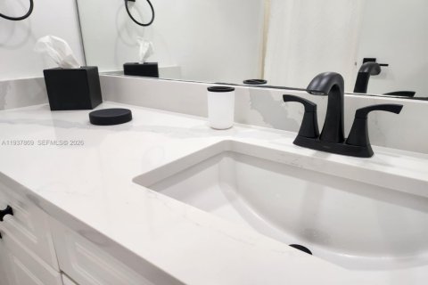 Condo in Miami Beach, Florida, 2 bedrooms  № 1995625 - photo 25