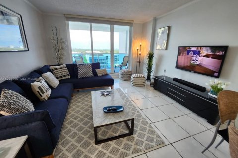 Condo in Miami Beach, Florida, 2 bedrooms  № 1995625 - photo 5