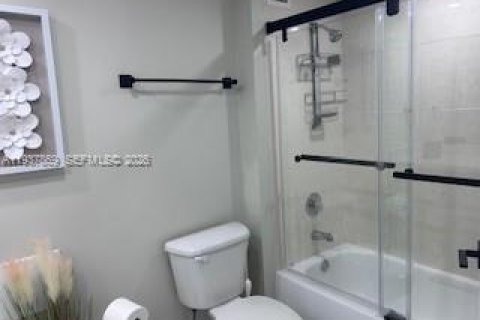 Condo in Miami Beach, Florida, 2 bedrooms  № 1995625 - photo 20