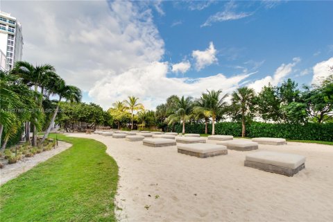 Condo in Miami Beach, Florida, 2 bedrooms  № 1995625 - photo 29