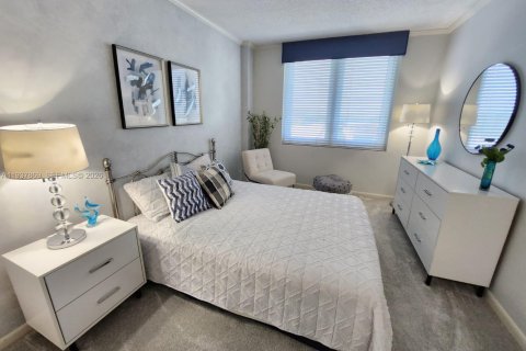 Condo in Miami Beach, Florida, 2 bedrooms  № 1995625 - photo 21